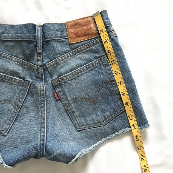 LEVI’S Size 25 Womens High Rise Wedgie Fit Button Fly Raw Hem Jean Shorts EEUC! - Picture 8 of 12